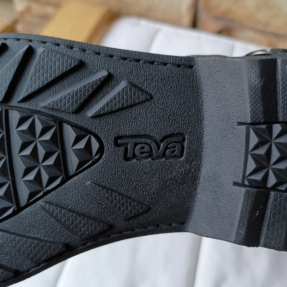 Teva amazing knee side